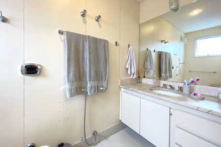 Apartamento à venda com 100m², 3 quartos e 2 vagas Apartamento à venda com 100m², 3 quartos e 2 vagasBanheiro da Suíte