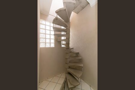 Casa à venda com 210m², 6 quartos e 1 vaga Casa à venda com 210m², 6 quartos e 1 vagaEscada