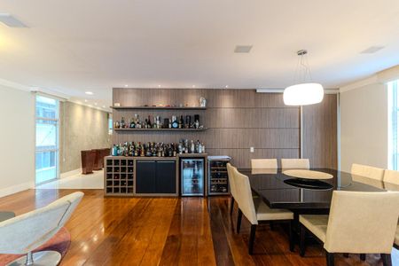 Apartamento à venda com 284m², 3 quartos e 2 vagas Apartamento à venda com 284m², 3 quartos e 2 vagasSala