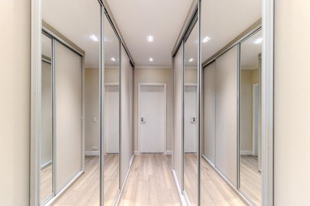 Apartamento à venda com 284m², 3 quartos e 2 vagas Apartamento à venda com 284m², 3 quartos e 2 vagasCloset da Suíte 1