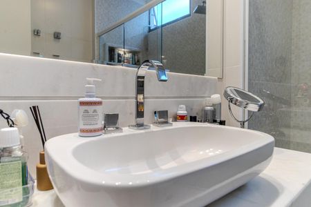 Apartamento à venda com 284m², 3 quartos e 2 vagas Apartamento à venda com 284m², 3 quartos e 2 vagasBanheiro da Suíte 1