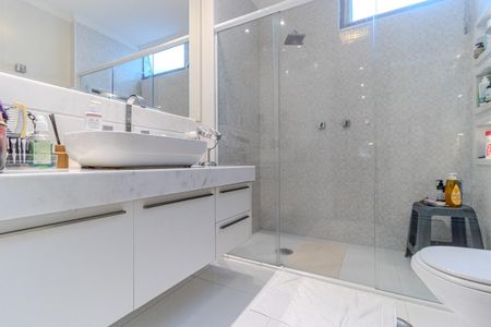 Apartamento à venda com 284m², 3 quartos e 2 vagas Apartamento à venda com 284m², 3 quartos e 2 vagasBanheiro da Suíte 1