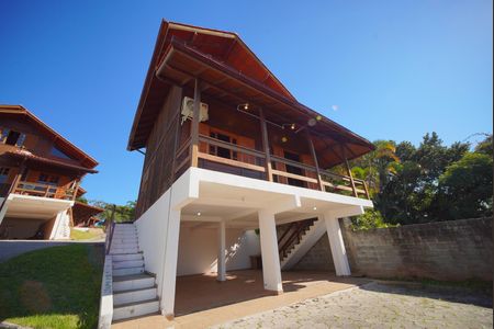 Casa para alugar com 100m², 2 quartos e 2 vagasFachada