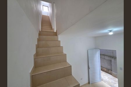 Casa de condomínio para alugar com 70m², 2 quartos e 1 vaga Casa de condomínio para alugar com 70m², 2 quartos e 1 vagaEscada