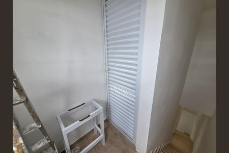 Casa de condomínio para alugar com 70m², 2 quartos e 1 vaga Casa de condomínio para alugar com 70m², 2 quartos e 1 vagaEscada