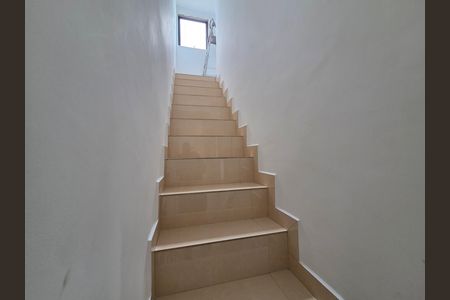 Casa de condomínio para alugar com 70m², 2 quartos e 1 vaga Casa de condomínio para alugar com 70m², 2 quartos e 1 vagaEscada
