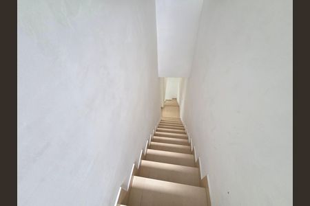 Casa de condomínio para alugar com 70m², 2 quartos e 1 vaga Casa de condomínio para alugar com 70m², 2 quartos e 1 vagaEscada