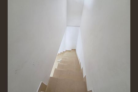 Casa de condomínio para alugar com 70m², 2 quartos e 1 vaga Casa de condomínio para alugar com 70m², 2 quartos e 1 vagaEscada