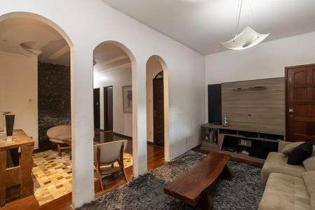 Casa para alugar com 220m², 2 quartos e 2 vagas Casa para alugar com 220m², 2 quartos e 2 vagasSala