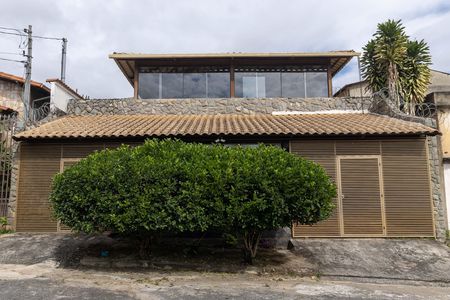 Casa para alugar com 220m², 2 quartos e 2 vagas Casa para alugar com 220m², 2 quartos e 2 vagasFachada