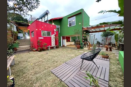 Casa para alugar com 220m², 4 quartos e 2 vagas Casa para alugar com 220m², 4 quartos e 2 vagasJardim / Quintal