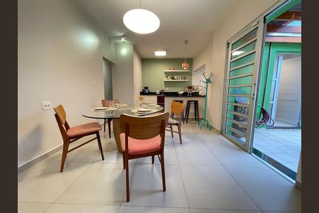 Casa para alugar com 220m², 4 quartos e 2 vagas Casa para alugar com 220m², 4 quartos e 2 vagasSala