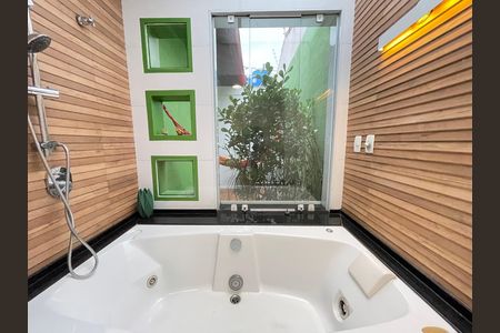 Casa para alugar com 220m², 4 quartos e 2 vagas Casa para alugar com 220m², 4 quartos e 2 vagasBanheira do Banheiro do Quarto 1