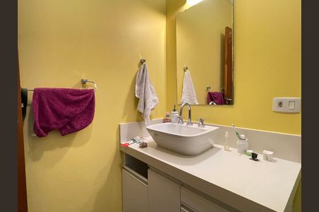 Casa para alugar com 220m², 4 quartos e 2 vagas Casa para alugar com 220m², 4 quartos e 2 vagasBanheiro social