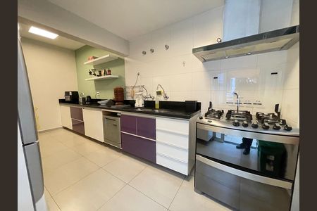 Casa para alugar com 220m², 4 quartos e 2 vagas Casa para alugar com 220m², 4 quartos e 2 vagasCozinha