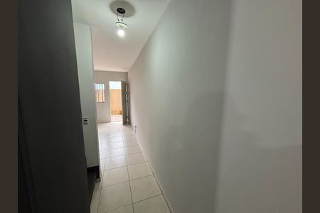 Corredor de casa para alugar com 2 quartos, 75m² em Jardim Marilu, Cotia