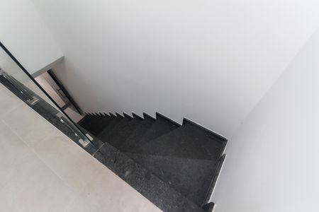 Casa à venda com 76m², 2 quartos e 1 vaga Casa à venda com 76m², 2 quartos e 1 vagaEscada