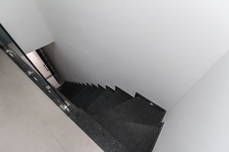 Casa à venda com 76m², 2 quartos e 1 vagaEscada