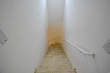 Casa para alugar com 93m², 2 quartos e 2 vagas Casa para alugar com 93m², 2 quartos e 2 vagasEscada acesso da sala