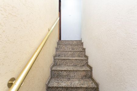 Casa à venda com 120m², 3 quartos e 3 vagas Casa à venda com 120m², 3 quartos e 3 vagasEscada