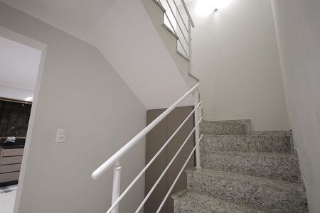 Casa à venda com 160m², 3 quartos e 2 vagas Casa à venda com 160m², 3 quartos e 2 vagasEscada