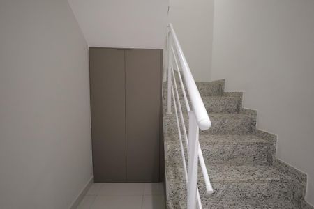 Casa à venda com 160m², 3 quartos e 2 vagas Casa à venda com 160m², 3 quartos e 2 vagasEscada
