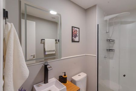 Banheiro de kitnet/studio para alugar com 1 quarto, 29m² em Moema, São Paulo