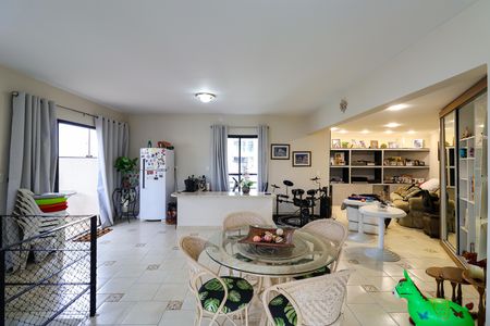 Apartamento para alugar com 250m², 3 quartos e 4 vagas