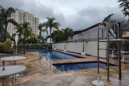 Apartamento à venda com 96m², 4 quartos e 2 vagas Apartamento à venda com 96m², 4 quartos e 2 vagasÁrea comum - Piscina