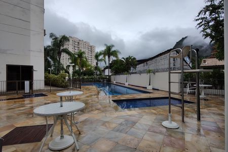 Apartamento à venda com 96m², 4 quartos e 2 vagas Apartamento à venda com 96m², 4 quartos e 2 vagasÁrea comum - Piscina