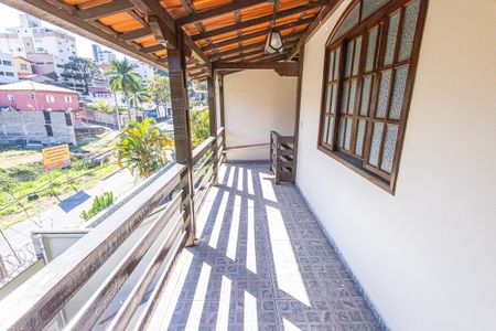 Casa para alugar com 1120m², 3 quartos e 2 vagas Casa para alugar com 1120m², 3 quartos e 2 vagasVaranda