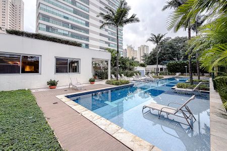 Apartamento à venda com 167m², 3 quartos e 3 vagas Apartamento à venda com 167m², 3 quartos e 3 vagasÁrea comum - Piscina