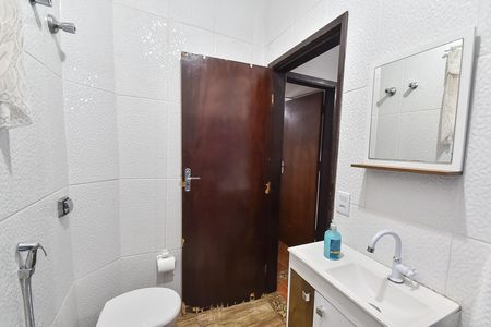 Casa à venda com 250m², 4 quartos e 1 vaga Casa à venda com 250m², 4 quartos e 1 vagaBanheiro social