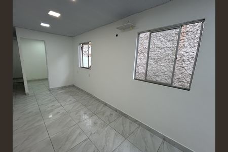 Sala de casa para alugar com 1 quarto, 20m² em Jardim Sulacap, Rio de Janeiro