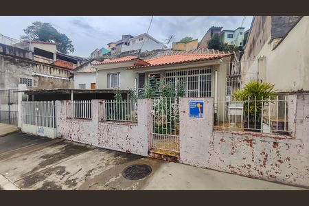 Casa à venda com 220m², 2 quartos e 1 vaga Casa à venda com 220m², 2 quartos e 1 vagaFachada