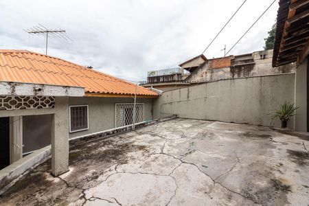 Casa à venda com 220m², 2 quartos e 1 vaga Casa à venda com 220m², 2 quartos e 1 vagaQuintal