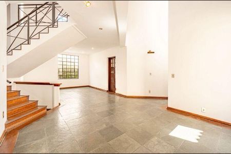 Casa à venda com 253m², 3 quartos e 4 vagas