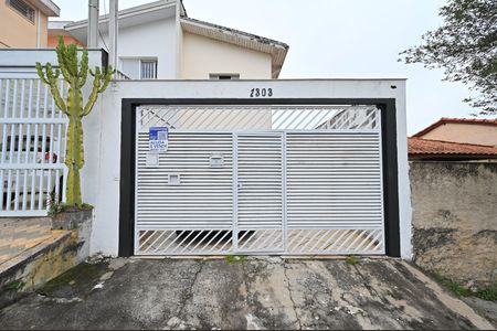 Casa para alugar com 100m², 2 quartos e 2 vagasFachada
