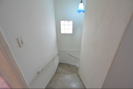 Casa para alugar com 100m², 2 quartos e 2 vagasEscadas