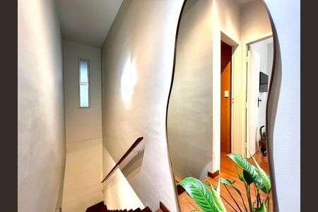 Casa de condomínio para alugar com 78m², 2 quartos e 1 vaga Casa de condomínio para alugar com 78m², 2 quartos e 1 vagaEscada