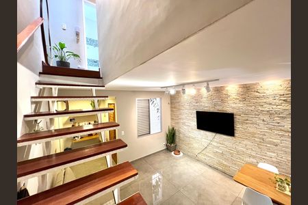 Casa de condomínio para alugar com 78m², 2 quartos e 1 vaga Casa de condomínio para alugar com 78m², 2 quartos e 1 vagaEscada