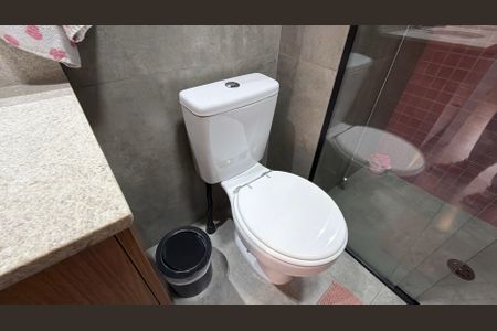 Apartamento à venda com 83m², 2 quartos e 1 vaga Apartamento à venda com 83m², 2 quartos e 1 vagaBanheiro da Suíte 2