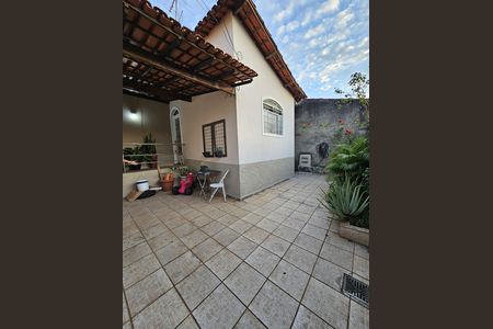 Casa à venda com 200m², 3 quartos e 3 vagas Casa à venda com 200m², 3 quartos e 3 vagasQuintal