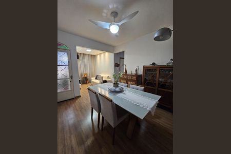 Casa à venda com 200m², 3 quartos e 3 vagas Casa à venda com 200m², 3 quartos e 3 vagasSala