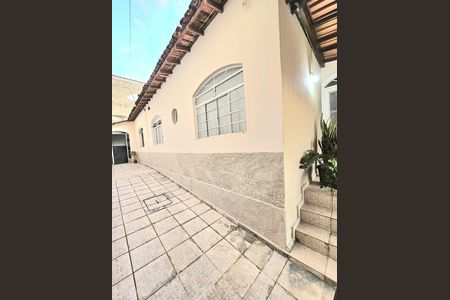 Casa à venda com 200m², 3 quartos e 3 vagas Casa à venda com 200m², 3 quartos e 3 vagasVaranda