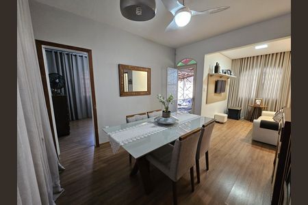 Casa à venda com 200m², 3 quartos e 3 vagas Casa à venda com 200m², 3 quartos e 3 vagasSala