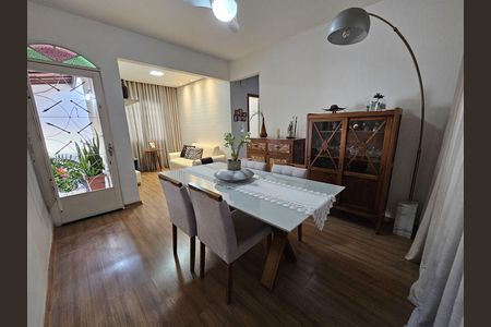 Casa à venda com 200m², 3 quartos e 3 vagas Casa à venda com 200m², 3 quartos e 3 vagasSala