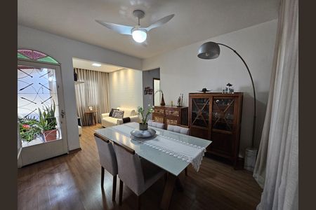 Casa à venda com 200m², 3 quartos e 3 vagas Casa à venda com 200m², 3 quartos e 3 vagasSala