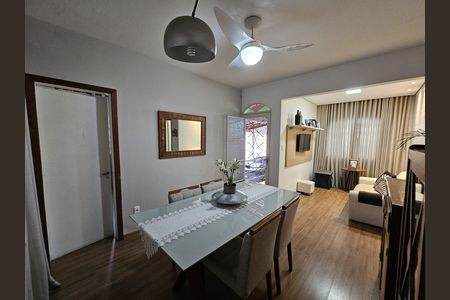 Casa à venda com 200m², 3 quartos e 3 vagas Casa à venda com 200m², 3 quartos e 3 vagasSala