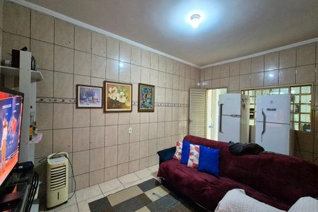 Casa à venda com 170m², 4 quartos e 2 vagas Casa à venda com 170m², 4 quartos e 2 vagasSala de TV